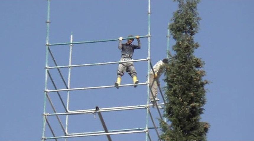 (&ouml;zel Haber) Metrelerce Y&uuml;ksekte &Ccedil;alışan İş&ccedil;iler Tehlikeye Aldırış Etmiyor