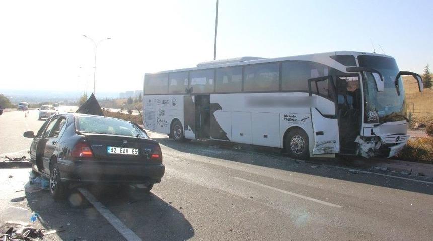 Yolcu Otob&uuml;s&uuml; İle Otomobil Kafa Kafaya &Ccedil;arpıştı: 1&rsquo;i Ağır 2 Yaralı