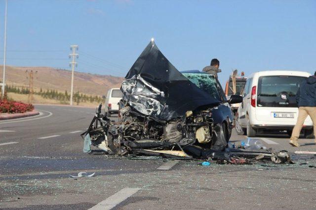 Yolcu Otobüsü İle Otomobil Kafa Kafaya Çarpıştı: 1’i Ağır 2 Yaralı 1