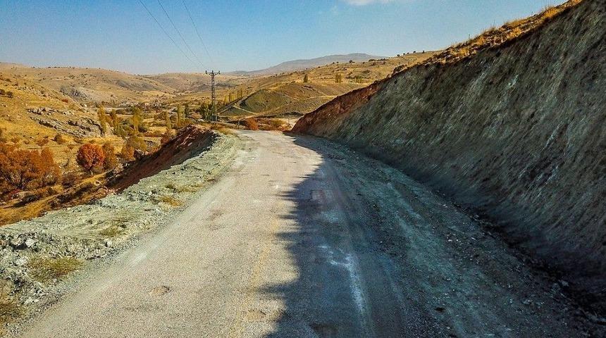 B&uuml;y&uuml;kşehir, Ak&ccedil;adağ&rsquo;da Yol &Ccedil;alışmalarına Devam Ediyor