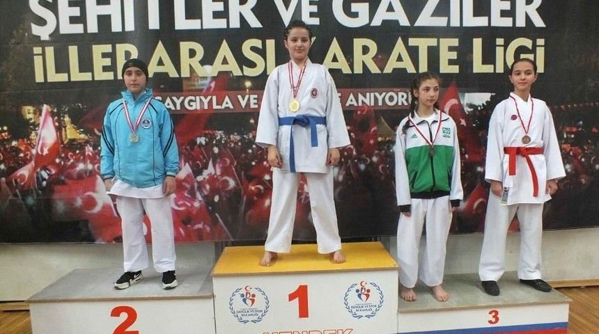 Kağıtsporlu Karateciler Sakarya&rsquo;da Madalya Bırakmadı