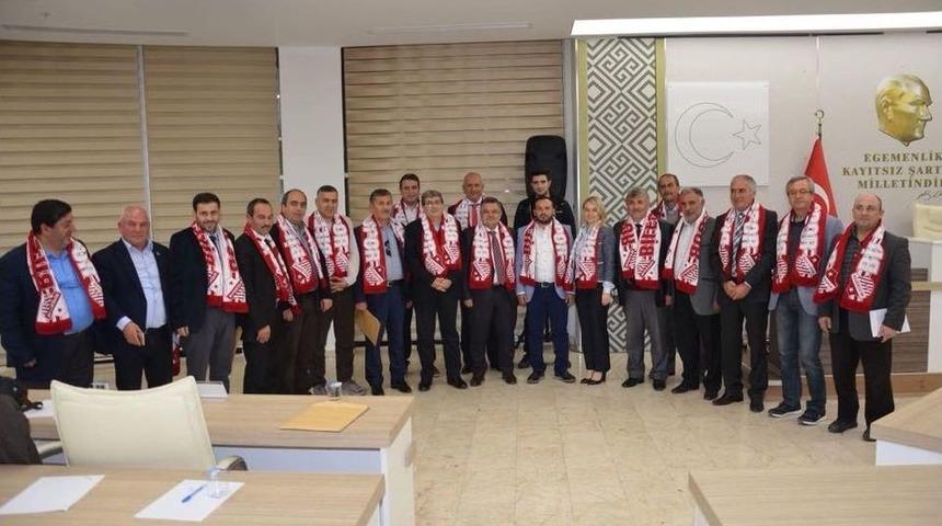 Bilecikspor Y&ouml;neticileri Belediye Meclis &Uuml;yelerine Atkı Hediye Etti