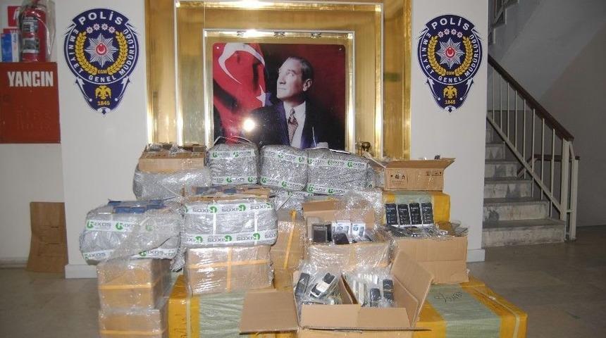 Minib&uuml;s&uuml;n İ&ccedil;inden 20 Milyon Liralık Ka&ccedil;ak Telefon &Ccedil;ıktı