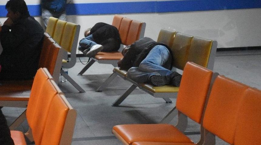 Kanser Hastanesi Yaşlı Adam Ve Karısı Sokakta Kalınca, Hastanenin Acil Servisine Sığındı