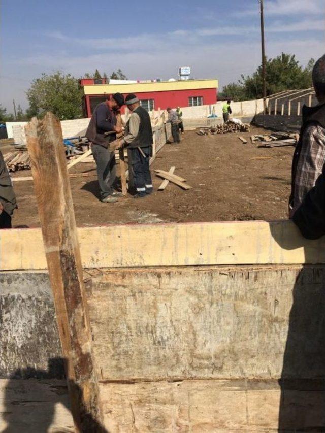 Taziye Evi İnşaatına Kadın Eli 1