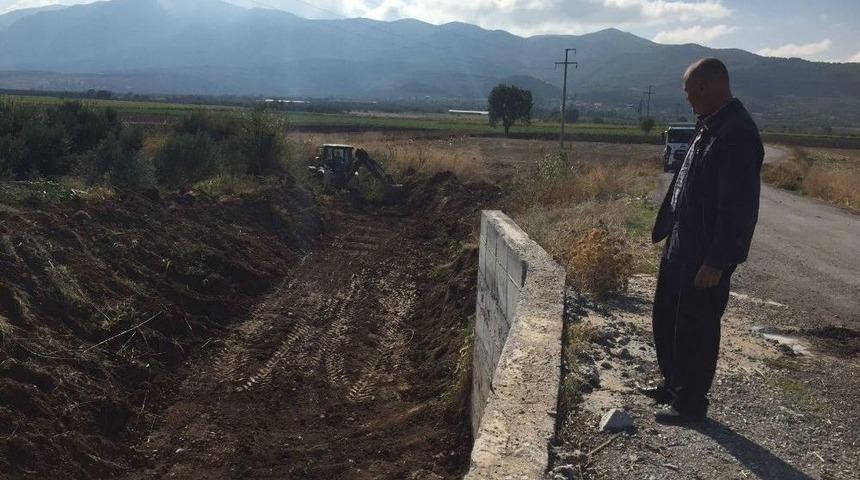 Tarım Arazilerinden Ge&ccedil;en Dere Temizleniyor