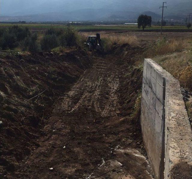 Tarım Arazilerinden Ge&ccedil;en Dere Temizleniyor 1