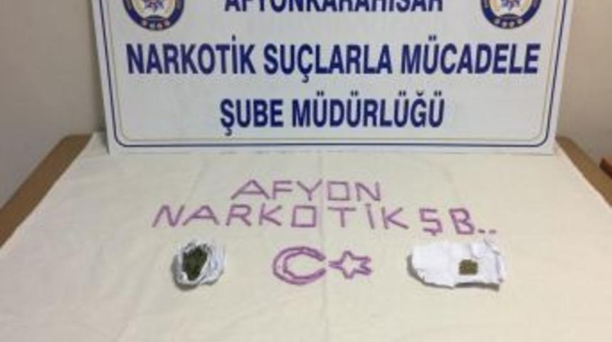 2 Şahıs &Uuml;zerinde Esrar Ve 280 Adet Extacy Hapla Yakalandı