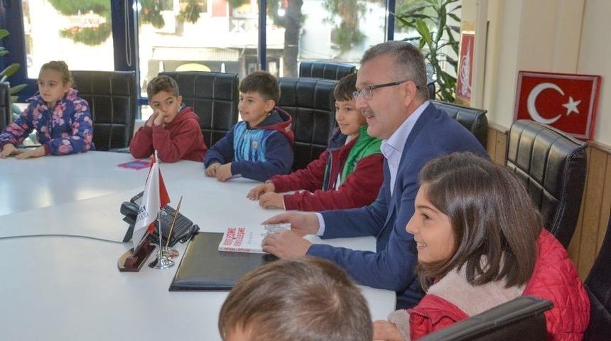 Başkanla Miniklerin Kitap Okuma G&uuml;nleri S&uuml;r&uuml;yor