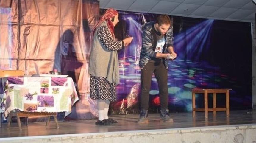 Mutki&rsquo;de &lsquo;pembe Aslında Siyahtır&rsquo; Oyunu Sahnelendi