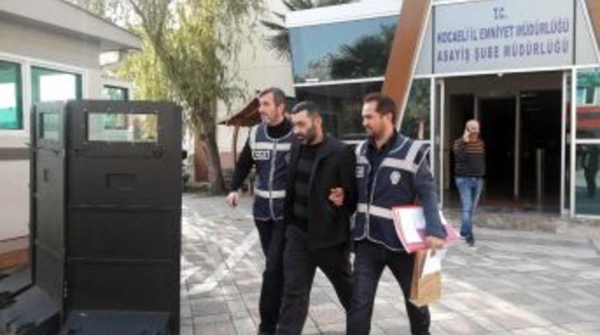 Hara&ccedil; Alamadığı Taksi Durağına Kurşun Yağdırdı