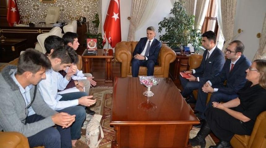 Polonya&rsquo;da Staj Yapan &Ouml;ğrencilerden Vali Baruş&rsquo;a Ziyaret