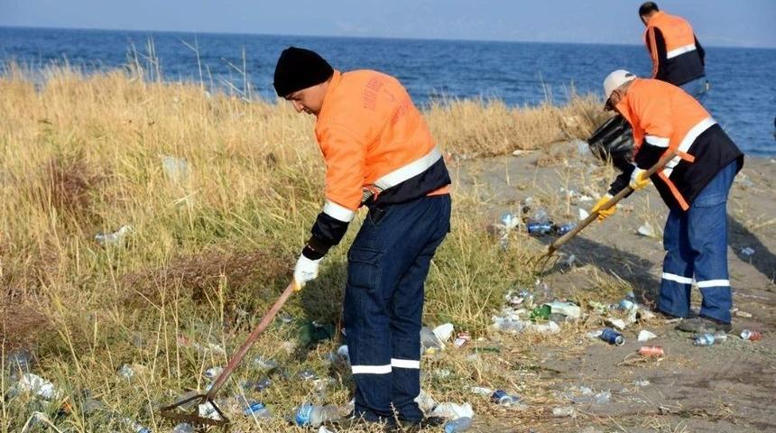 Aliağa Belediyesinden &Ccedil;ay Yolu Temizliği