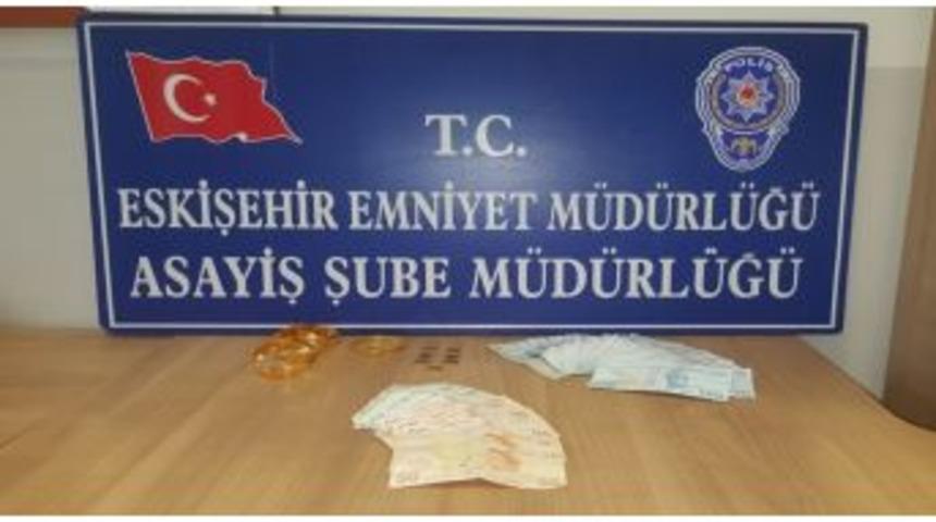 Yaşlı Kadından Dolandırdığı Paralar Ve Altınlarla Birlikte Yakalandı