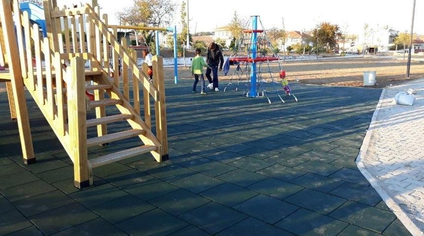 Ayvalık&rsquo;taki Okullara B&uuml;y&uuml;kşehir Eli Değdi