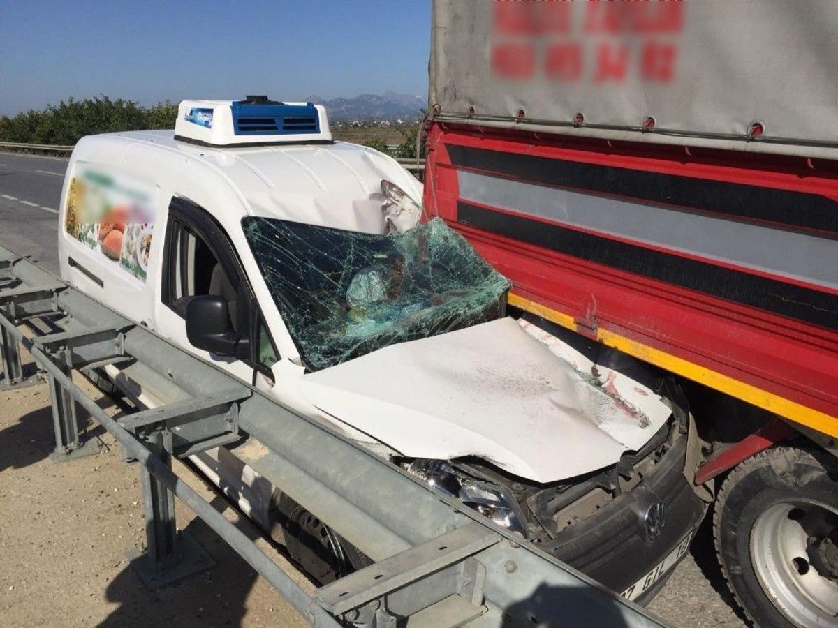 Park Halindeki Kamyona Arkadan &Ccedil;arptı, &Ouml;l&uuml;mden D&ouml;nd&uuml;