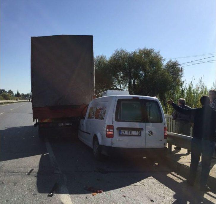 Park Halindeki Kamyona Arkadan Çarptı, Ölümden Döndü G1