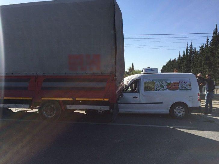 Park Halindeki Kamyona Arkadan Çarptı, Ölümden Döndü G2