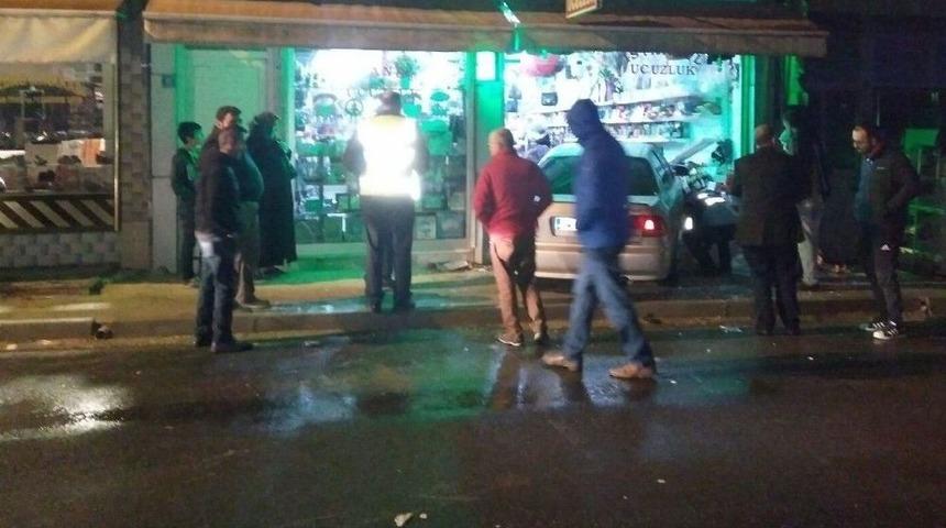 Kontrolden Çıkan Otomobil Züccaciye Dükkânına Girdi