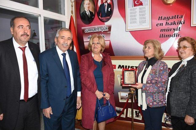 Okulun Atatürk Büstü Yardım Sevenler Derneği’nden