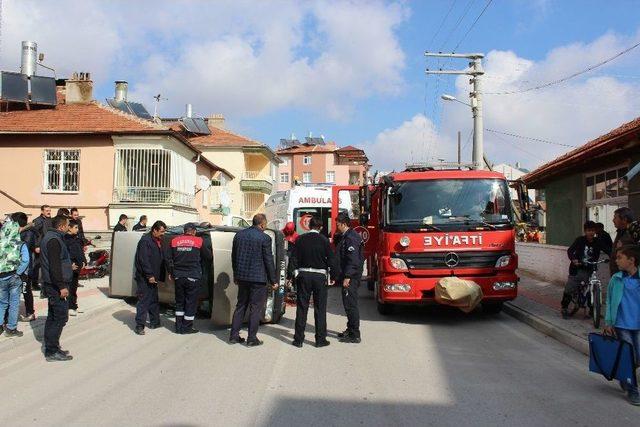 Sürücüyü Yan Yatan Otomobilden İtfaiye Çıkardı