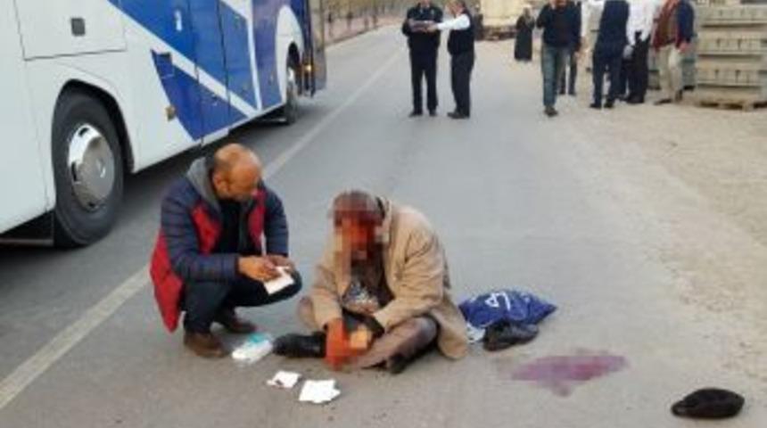 Otob&uuml;s&uuml;n &Ccedil;arptığı Yayanın İmdadına Yoldan Ge&ccedil;en Doktor Yetişti