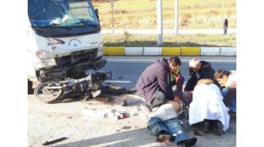 Kamyonla &Ccedil;arpışan Motosiklet S&uuml;r&uuml;c&uuml;s&uuml; &Ouml;ld&uuml;