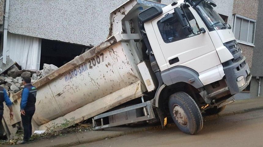 Hafriyat Kamyonu Geri Kayarak Evin Duvarını Yıktı