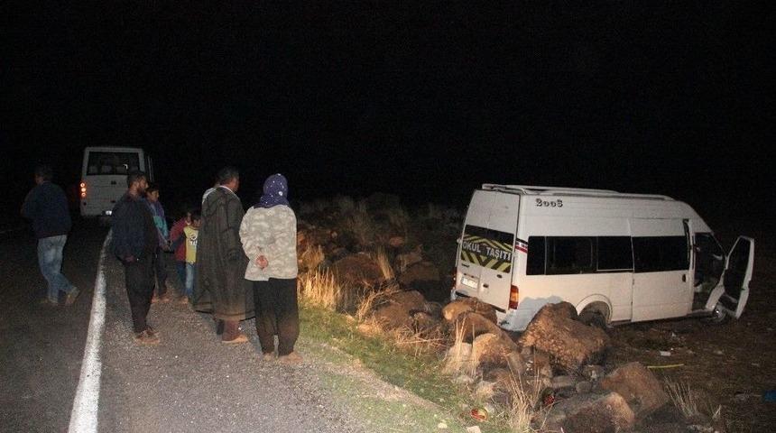 Tarım İş&ccedil;ilerini Taşıyan Minib&uuml;s Kayalıklara &Ccedil;arptı: 9 Yaralı