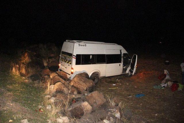 Tarım İşçilerini Taşıyan Minibüs Kayalıklara Çarptı: 9 Yaralı