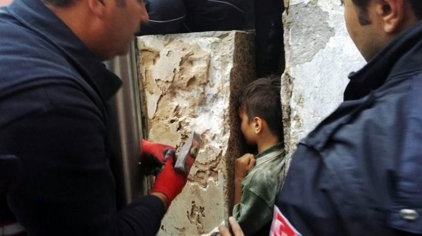 B&uuml;st&uuml;n Mermerine Sıkışan &Ccedil;ocuğu İtfaiye Kurtardı