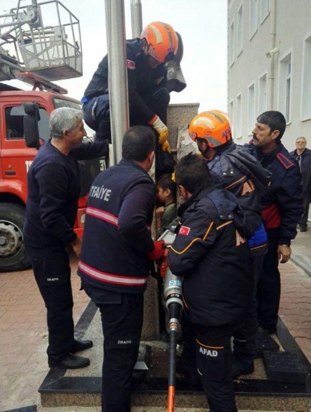 Büstün Mermerine Sıkışan Çocuğu İtfaiye Kurtardı 1