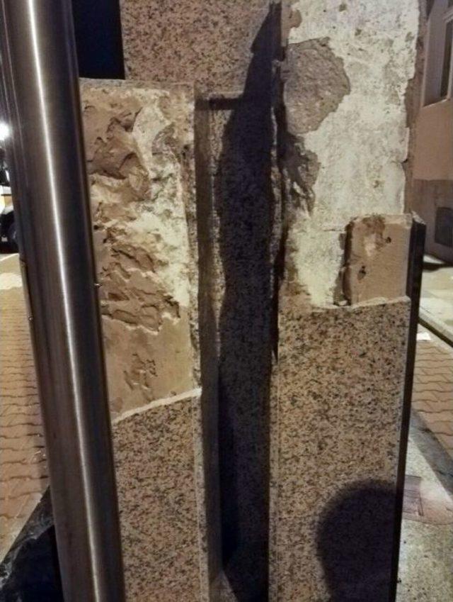 Büstün Mermerine Sıkışan Çocuğu İtfaiye Kurtardı 2