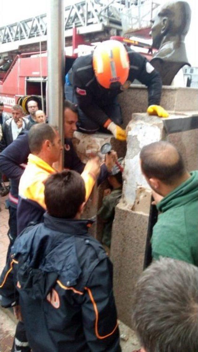 Büstün Mermerine Sıkışan Çocuğu İtfaiye Kurtardı 3