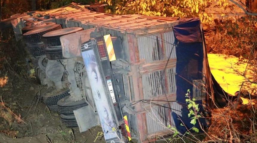 Hurdaya D&ouml;nen Kamyondan Burnu Bile Kanamadan &Ccedil;ıktı