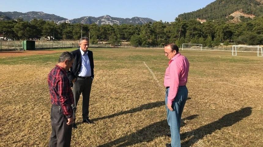 Ak Parti&rsquo;li &Uuml;lgen Halı Sahaları G&uuml;ndeme Taşıdı