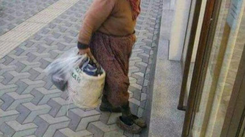 Bankaya &Ccedil;amurlu Ayakkabılarını &Ccedil;ıkarıp Girdi