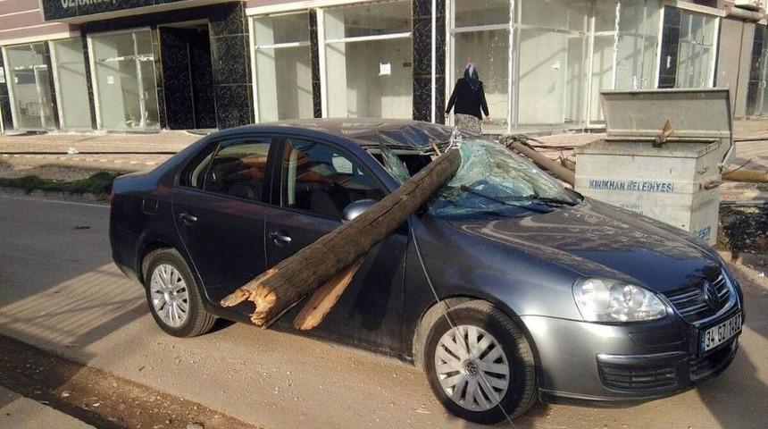 &Ccedil;&uuml;r&uuml;yen Telefon Direği Otomobilin &Uuml;zerine D&uuml;şt&uuml;