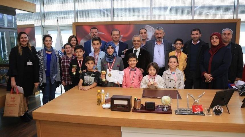 Sevgiyi &Ccedil;izdiler, &Ouml;d&uuml;l&uuml; Aldılar