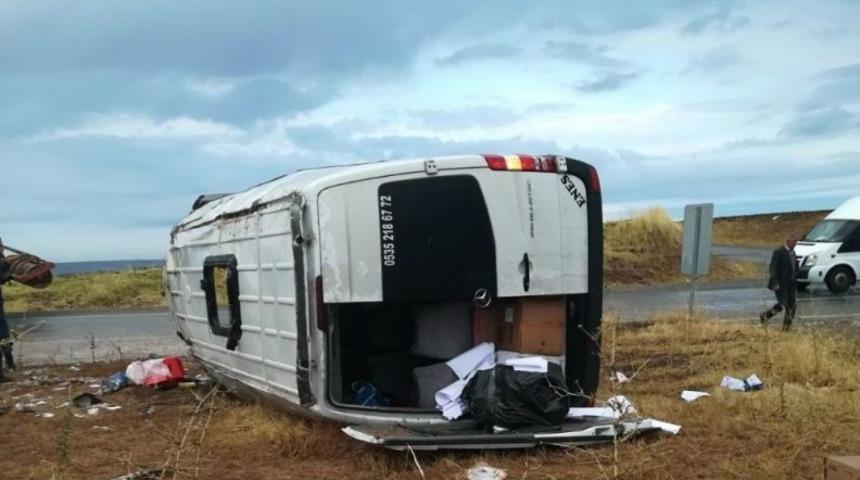 Diyarbakır&rsquo;da &Ouml;ğretmenleri Taşıyan Servis Aracı Devrildi: 4&rsquo;&uuml; Ağır 16 Yaralı