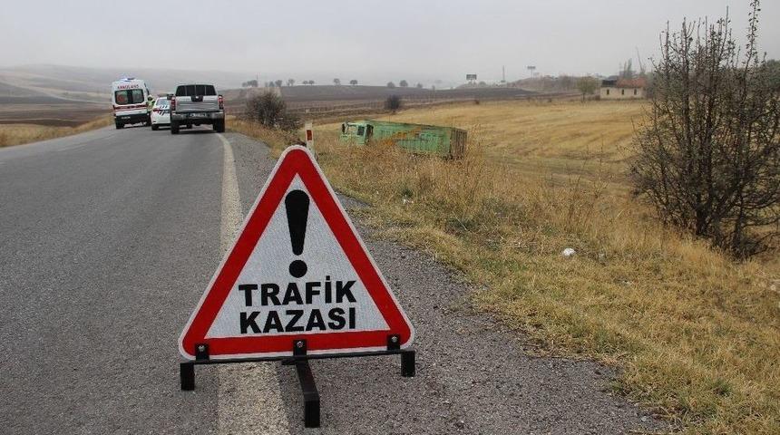 Kamyon Şarampole Yuvarlandı: 1 Yaralı