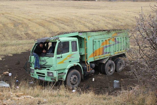 Kamyon Şarampole Yuvarlandı: 1 Yaralı 1