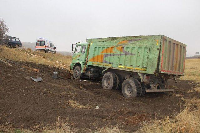 Kamyon Şarampole Yuvarlandı: 1 Yaralı 2