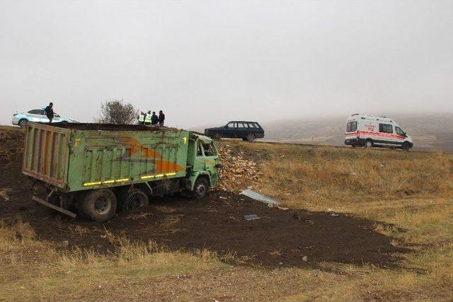 Kamyon Şarampole Yuvarlandı: 1 Yaralı 3