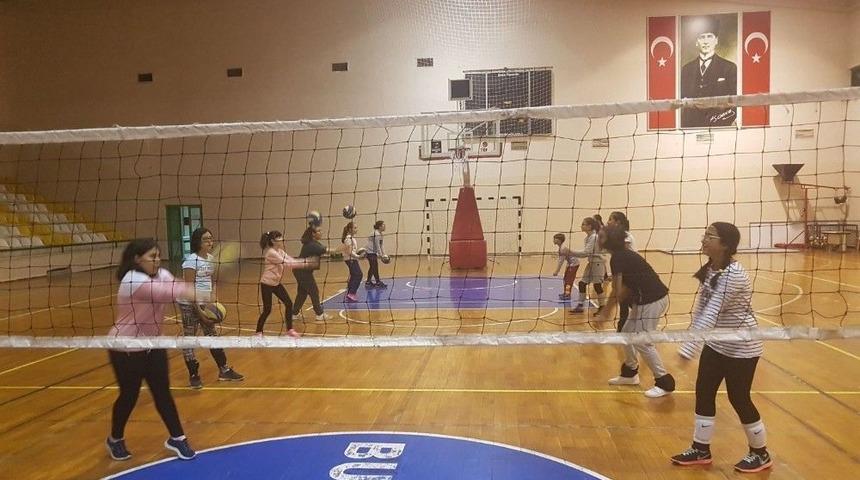 Burhaniyeli Gen&ccedil;ler Voleybolu Sevdi