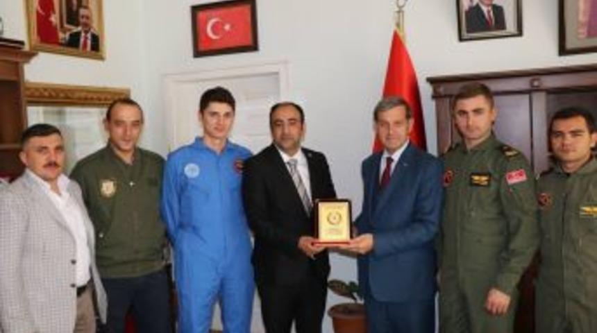 T&uuml;rk Hava Kurumu&rsquo;ndan Başkan &Ouml;zkan&rsquo;a Plaket