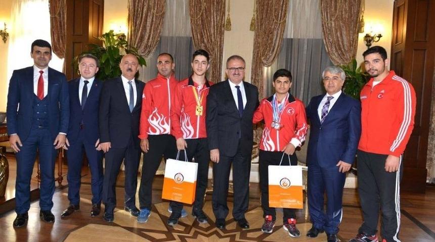 Vali Karaloğlu, Avrupa Ve D&uuml;nya Şampiyonu Sporcuları Kabul Etti