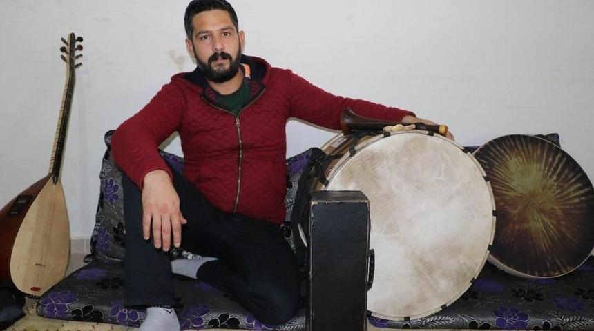 (&ouml;zel Haber) İt&uuml;&rsquo;de Konservatuvar Eğitimi Aldı, Sokak D&uuml;ğ&uuml;nlerinde Davul &Ccedil;alıyor