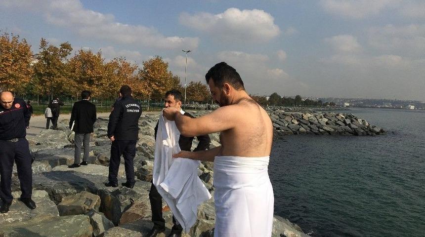 (&ouml;zel) Avcılar&rsquo;da Denize D&uuml;şen Adamı Kurtarmak İ&ccedil;in Buz Gibi Suya Atladı