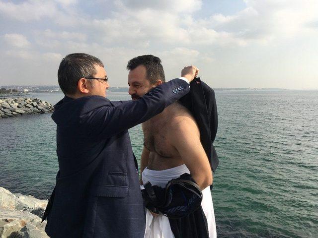 (&ouml;zel) Avcılar&rsquo;da Denize D&uuml;şen Adamı Kurtarmak İ&ccedil;in Buz Gibi Suya Atladı 1